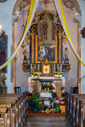 Thumbnail: _JA 24228 Erntedank in Hohenried, Erntedankaltar.jpg